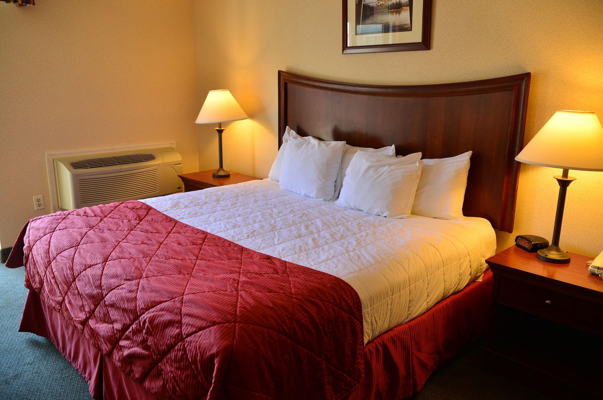 Clarion Inn & Suites At The Outlets Of Lake George Exterior photo