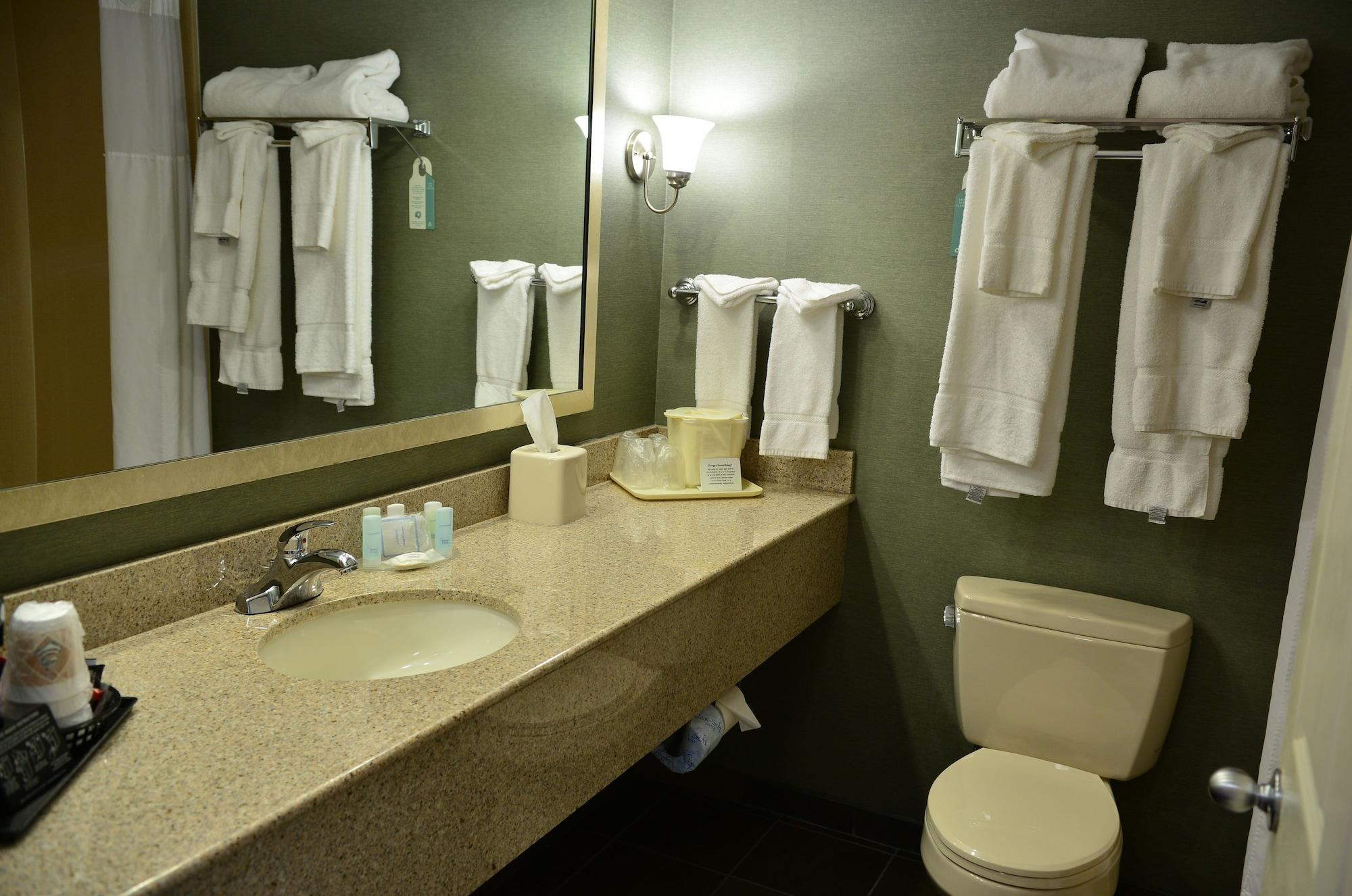 Clarion Inn & Suites At The Outlets Of Lake George Exterior photo