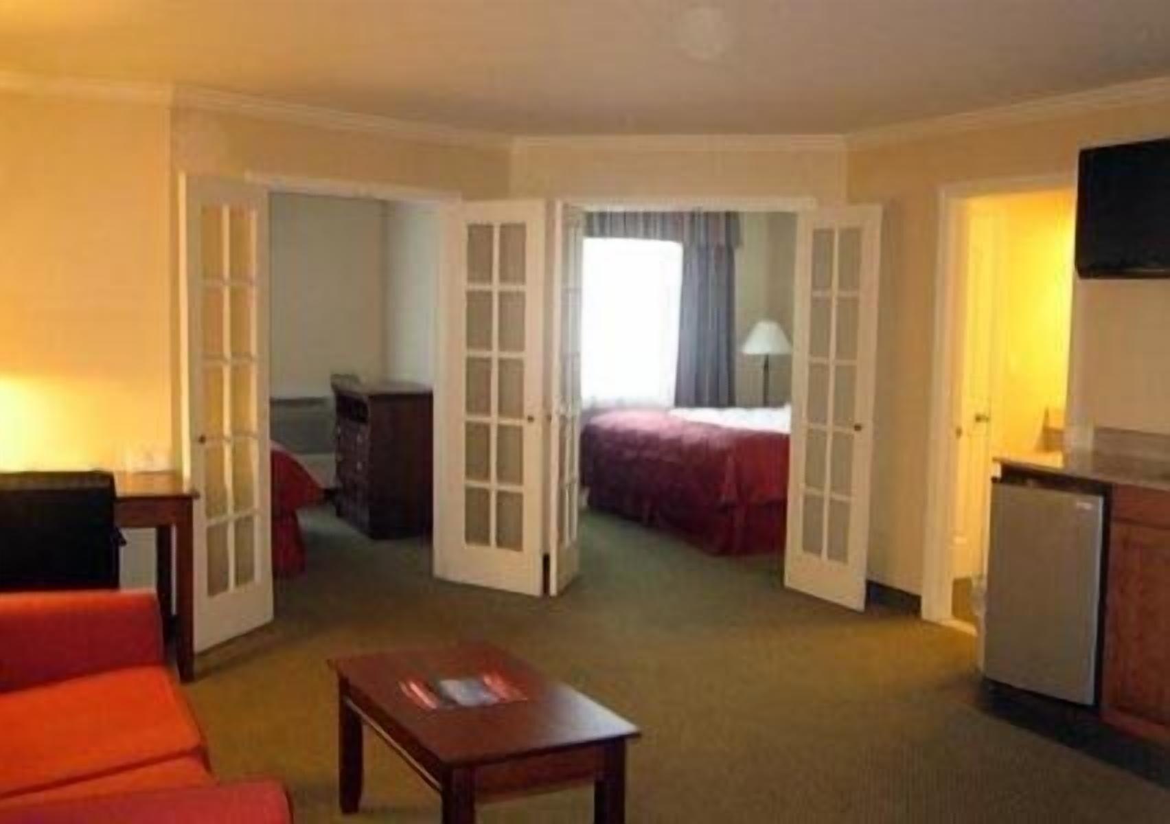 Clarion Inn & Suites At The Outlets Of Lake George Exterior photo