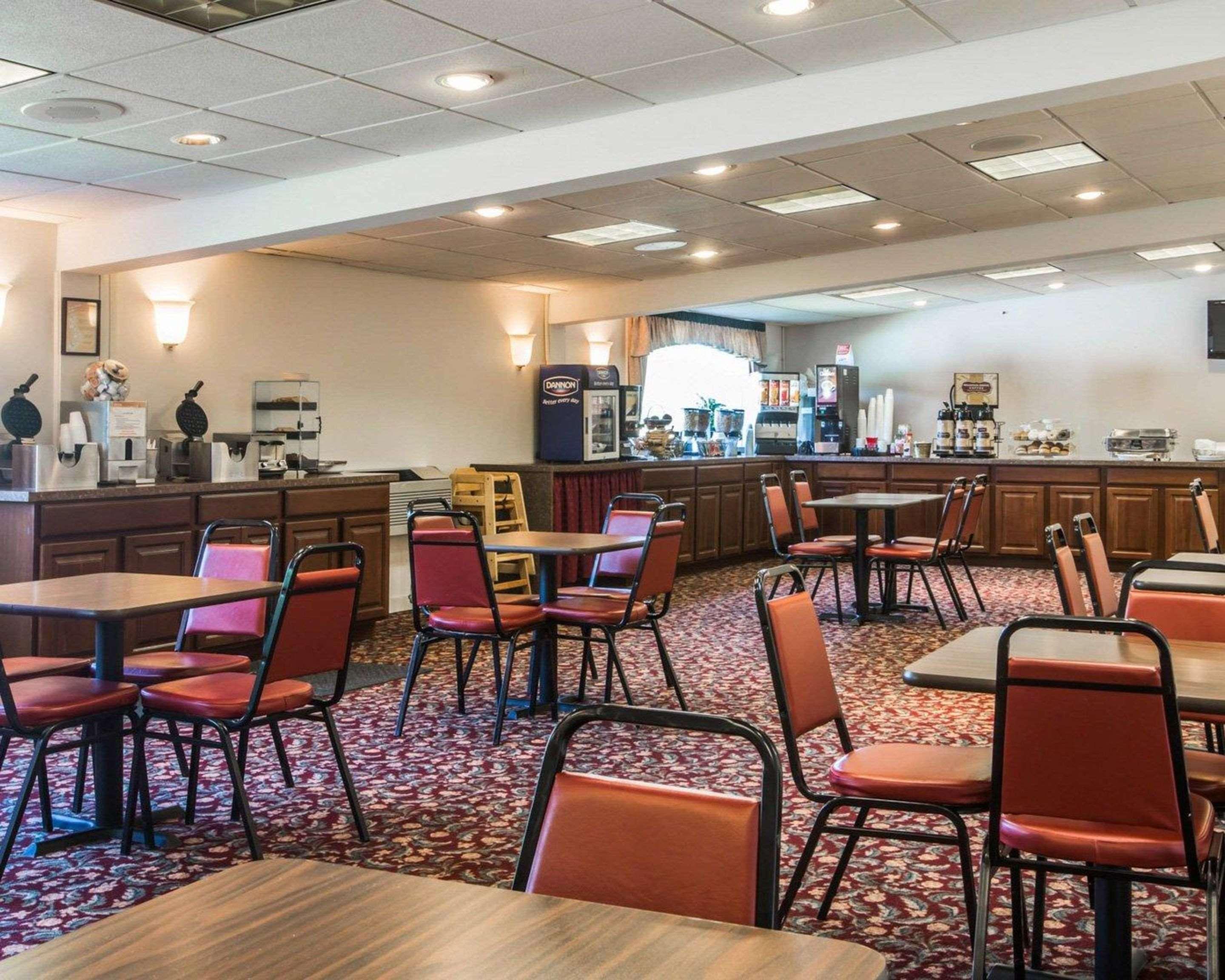 Clarion Inn & Suites At The Outlets Of Lake George Exterior photo