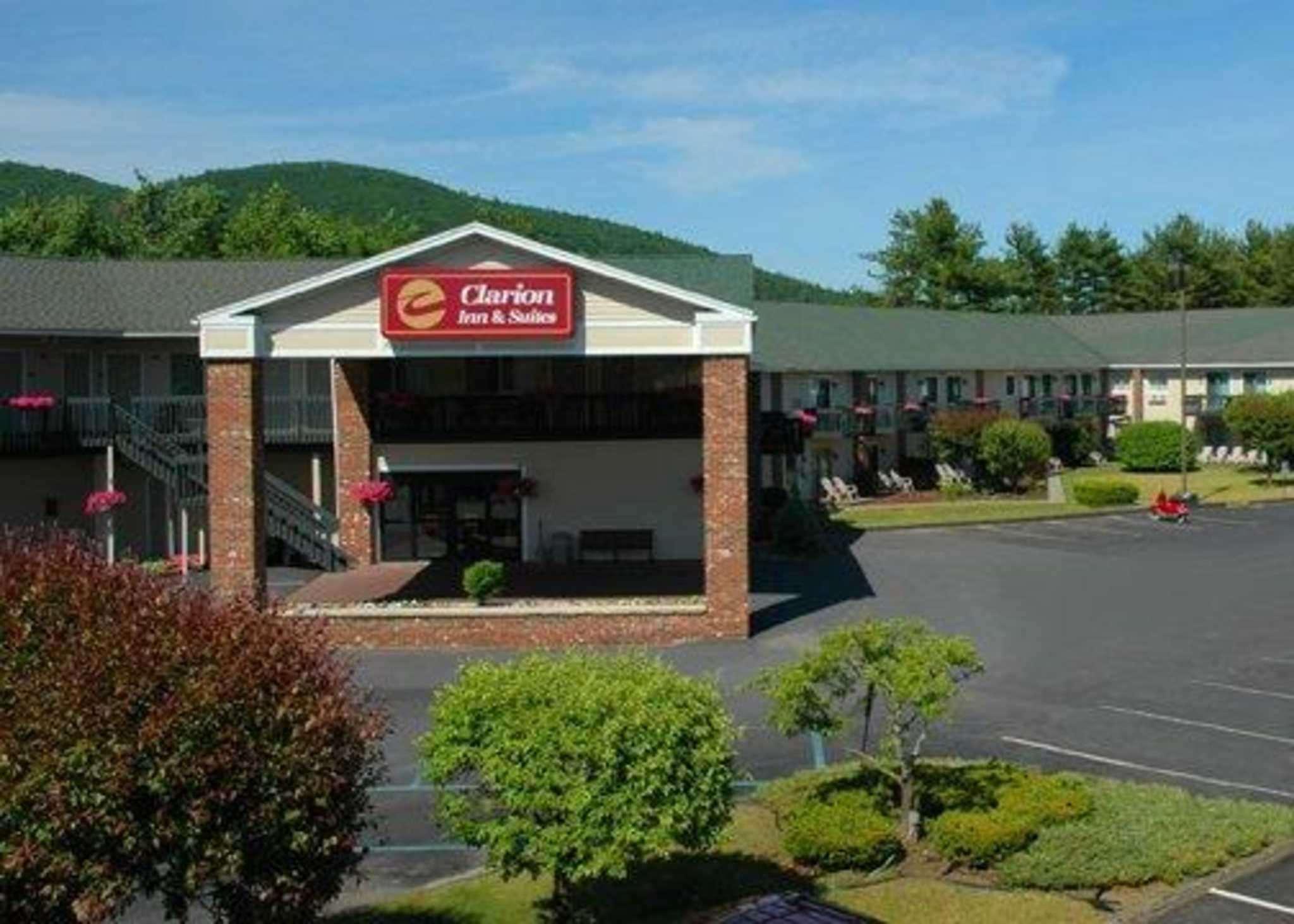 Clarion Inn & Suites At The Outlets Of Lake George Exterior photo