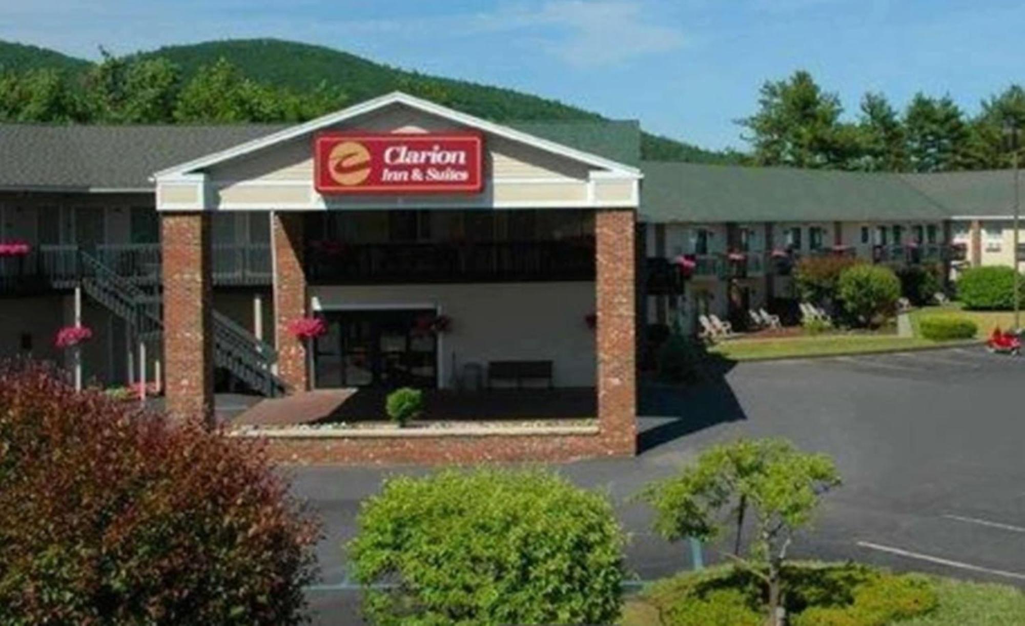 Clarion Inn & Suites At The Outlets Of Lake George Exterior photo