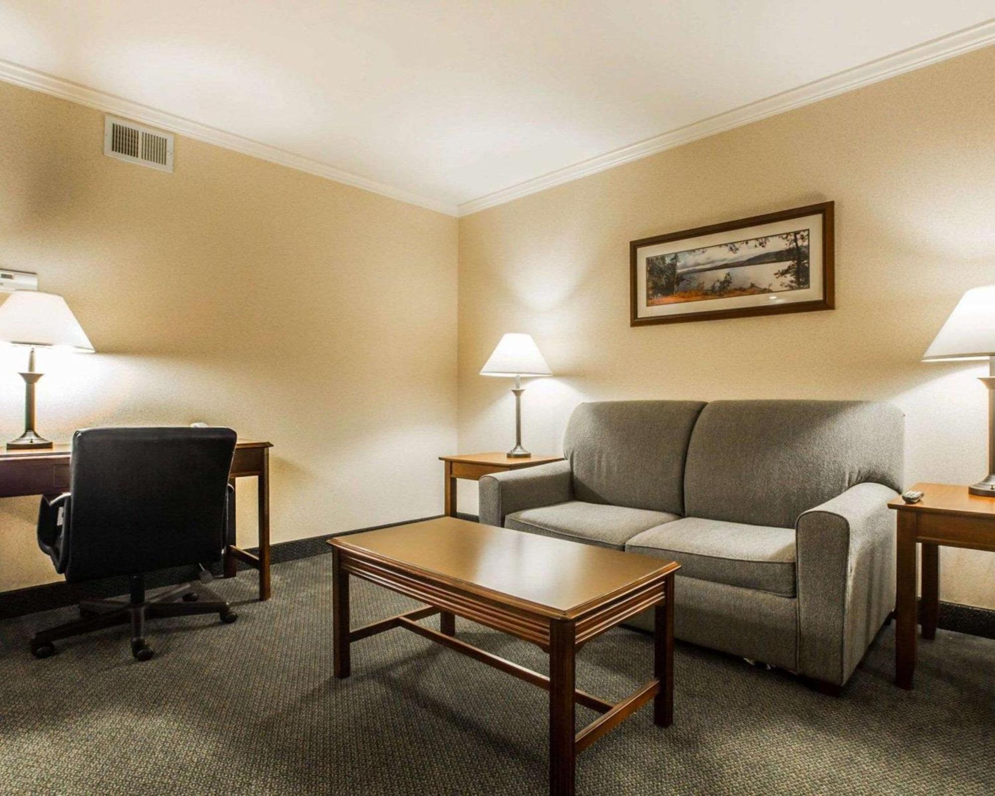 Clarion Inn & Suites At The Outlets Of Lake George Exterior photo