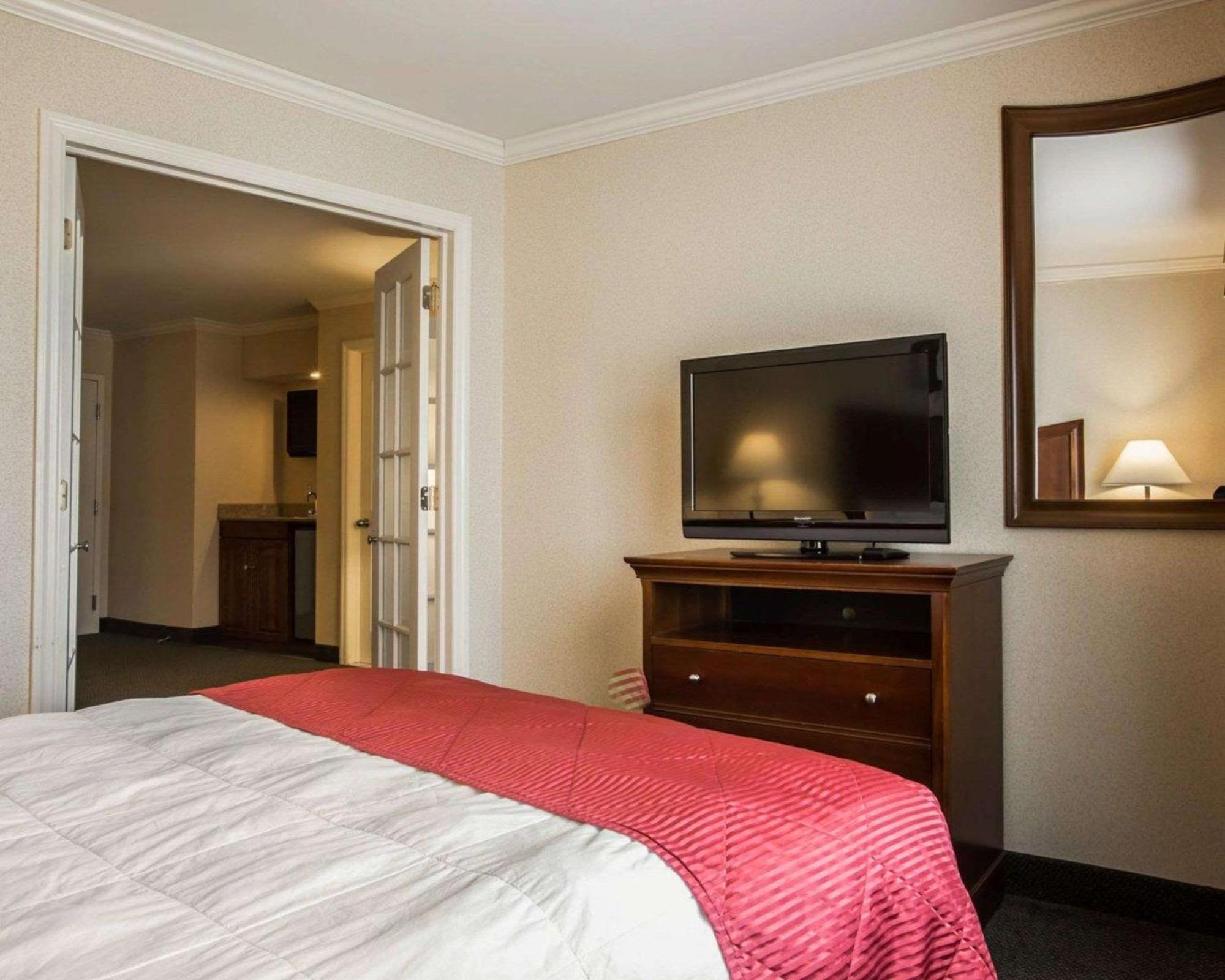 Clarion Inn & Suites At The Outlets Of Lake George Exterior photo