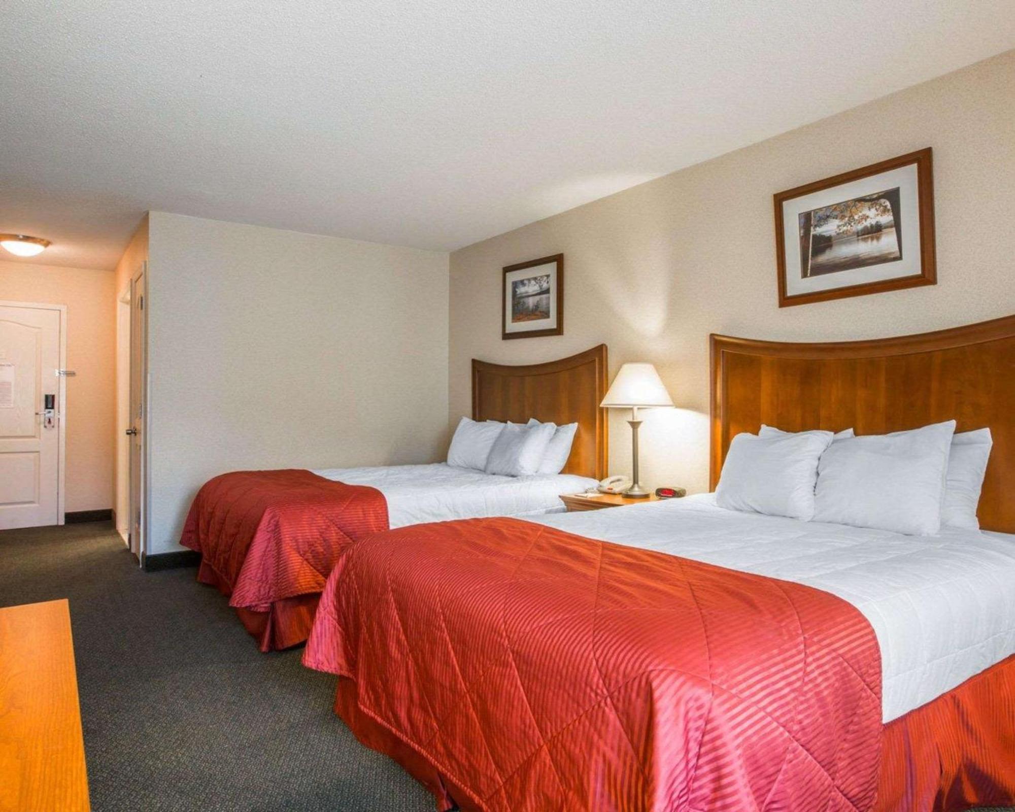 Clarion Inn & Suites At The Outlets Of Lake George Exterior photo
