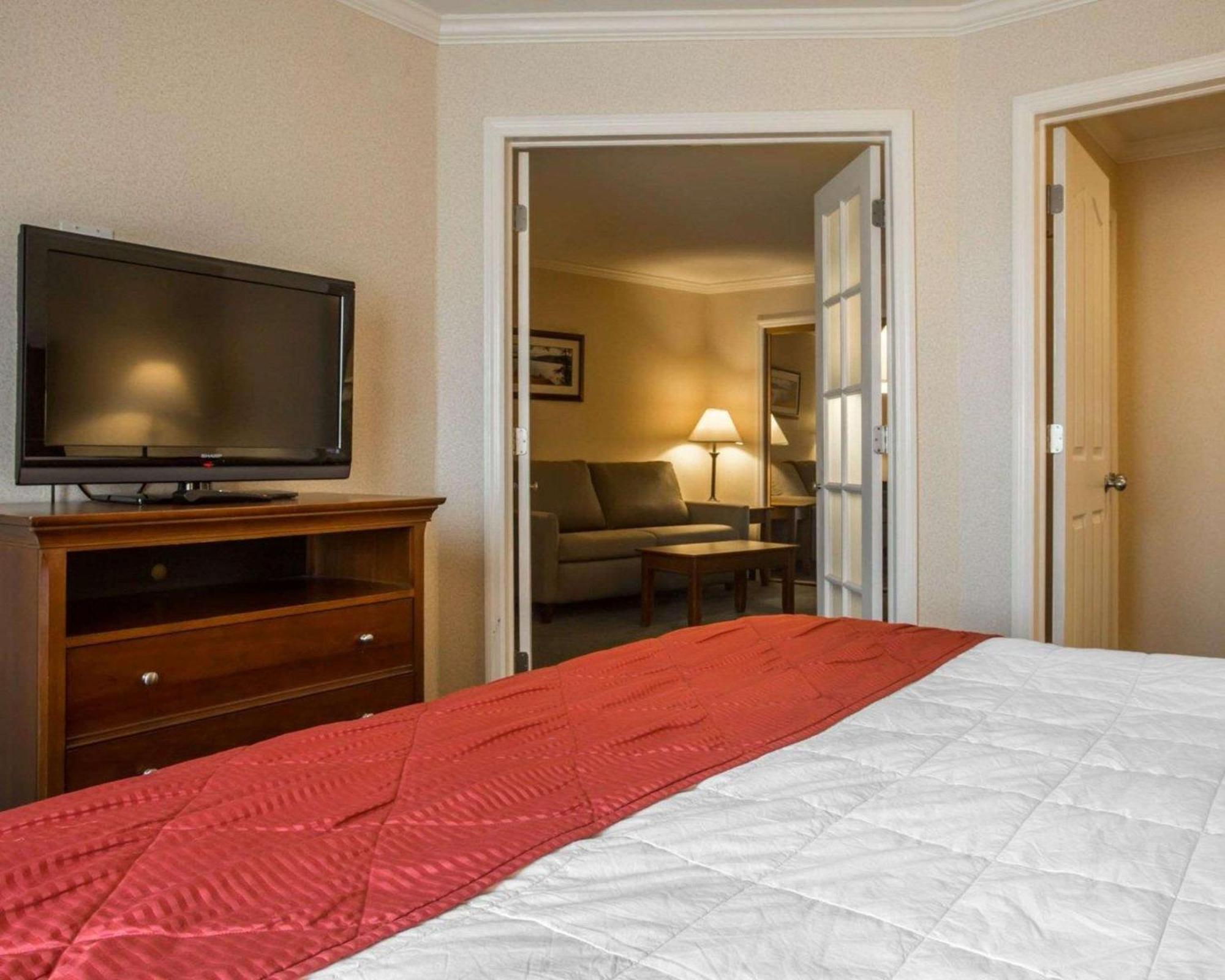 Clarion Inn & Suites At The Outlets Of Lake George Exterior photo