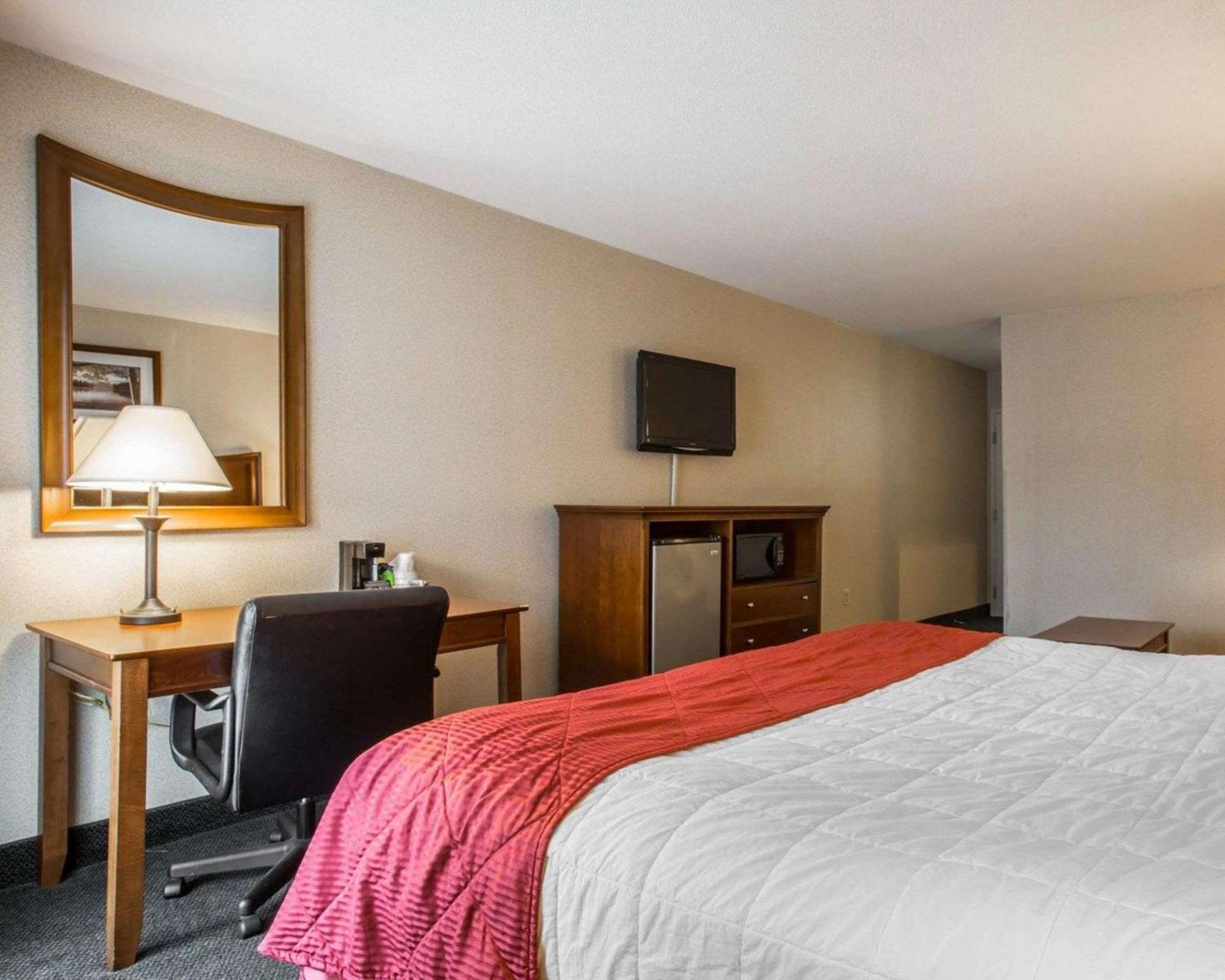 Clarion Inn & Suites At The Outlets Of Lake George Exterior photo