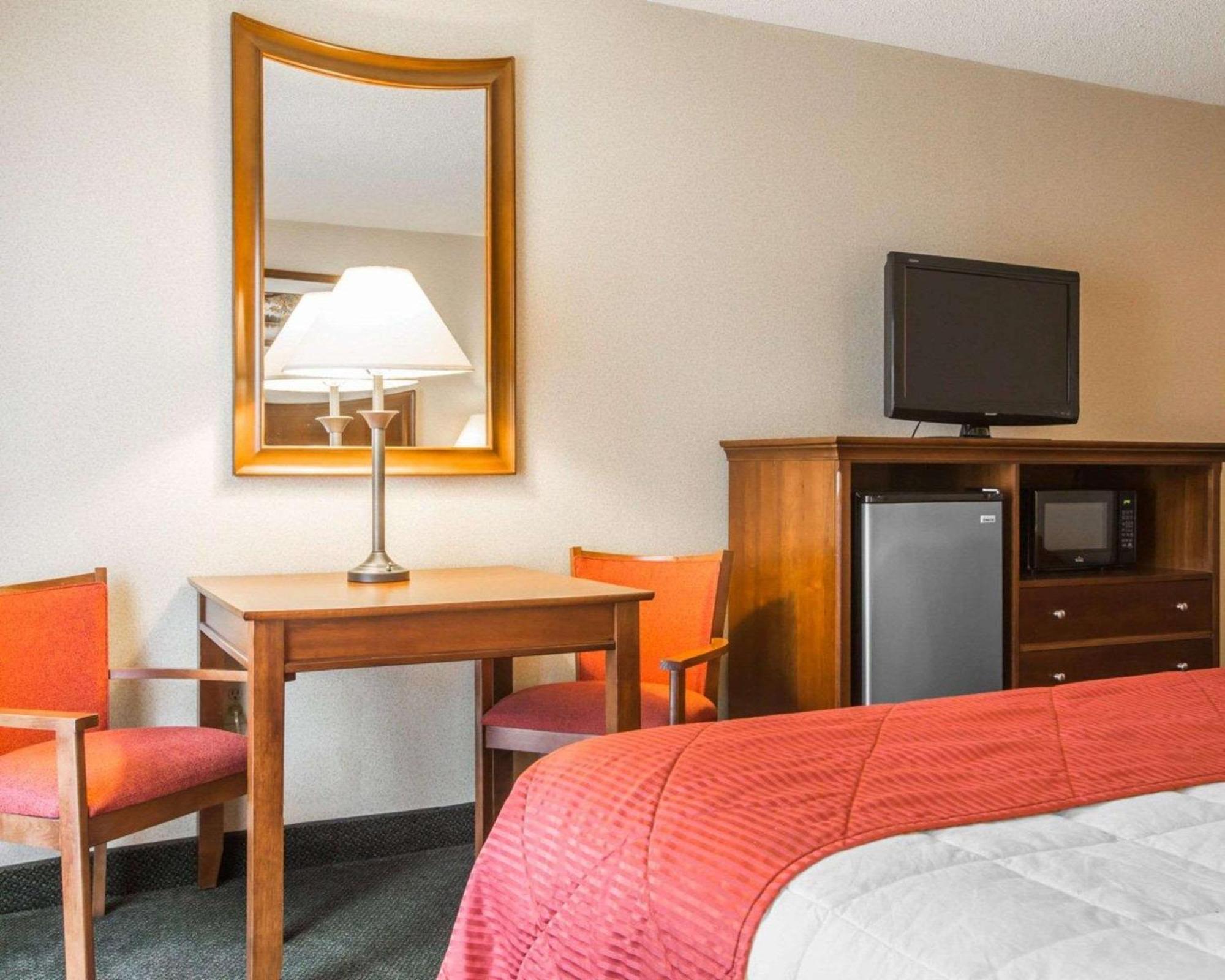 Clarion Inn & Suites At The Outlets Of Lake George Exterior photo