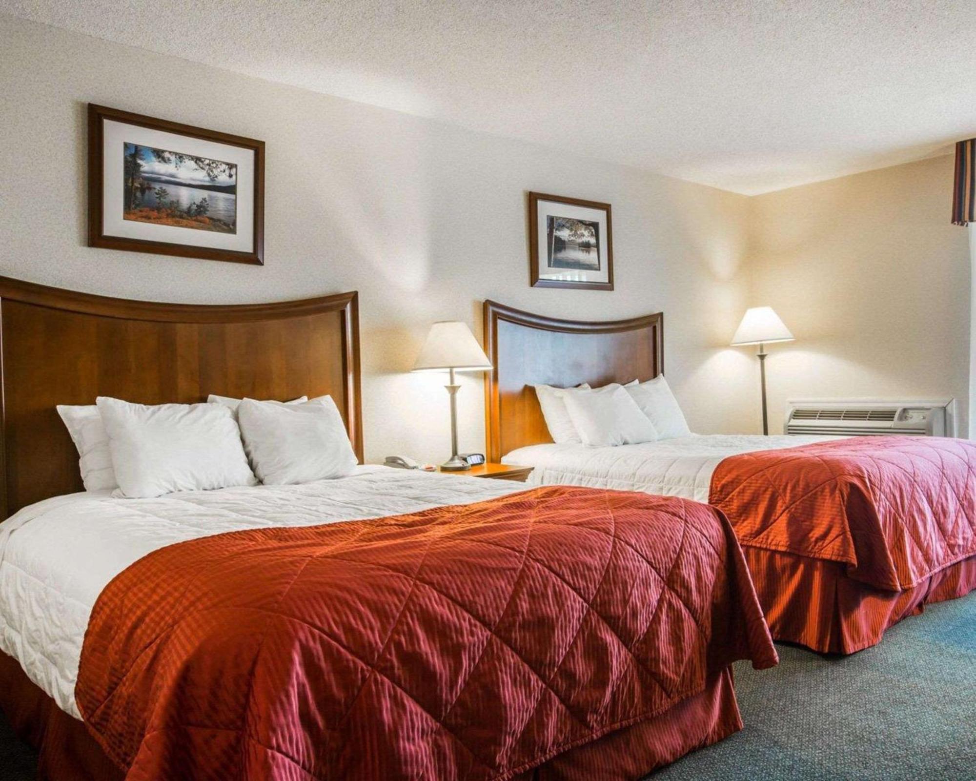 Clarion Inn & Suites At The Outlets Of Lake George Exterior photo