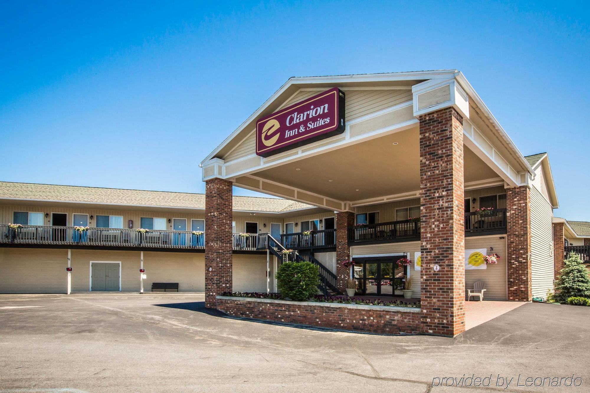 Clarion Inn & Suites At The Outlets Of Lake George Exterior photo