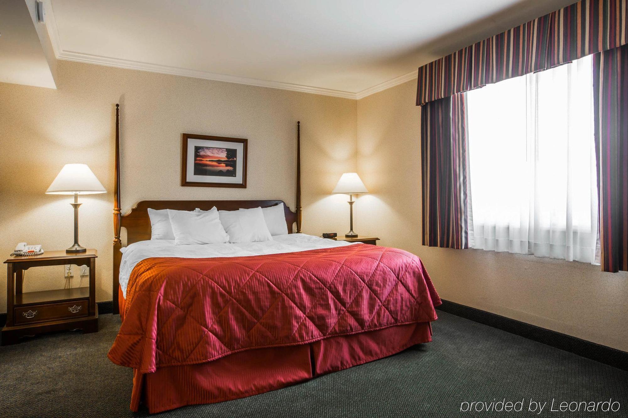 Clarion Inn & Suites At The Outlets Of Lake George Exterior photo
