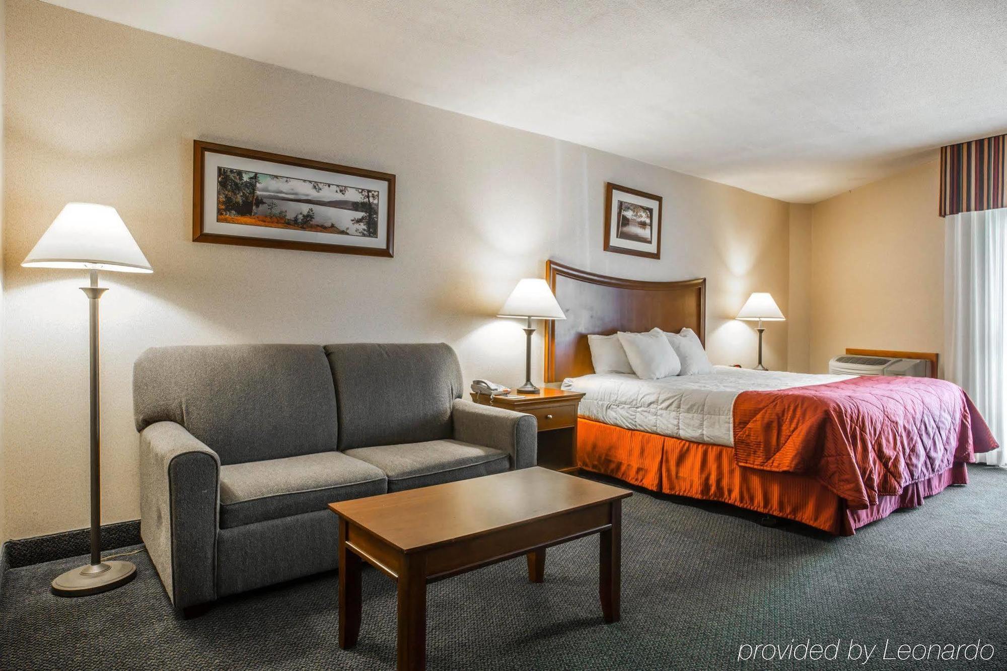 Clarion Inn & Suites At The Outlets Of Lake George Exterior photo