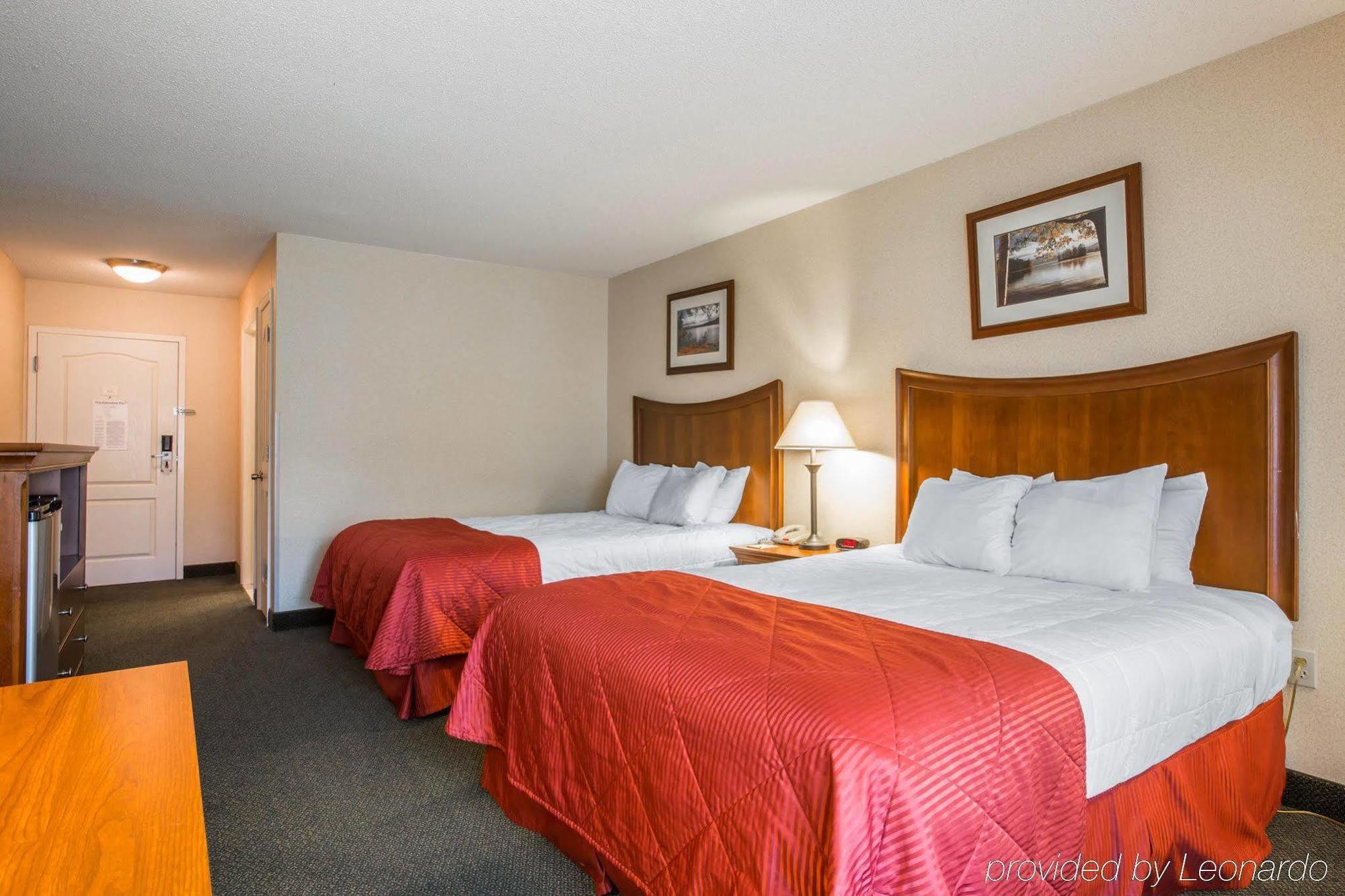 Clarion Inn & Suites At The Outlets Of Lake George Exterior photo