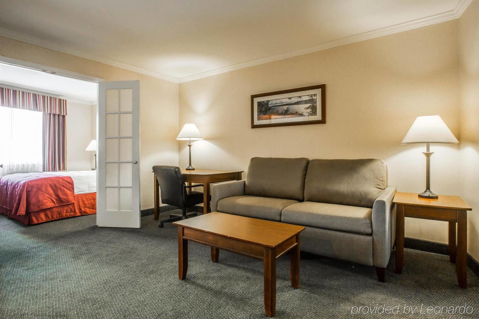 Clarion Inn & Suites At The Outlets Of Lake George Exterior photo