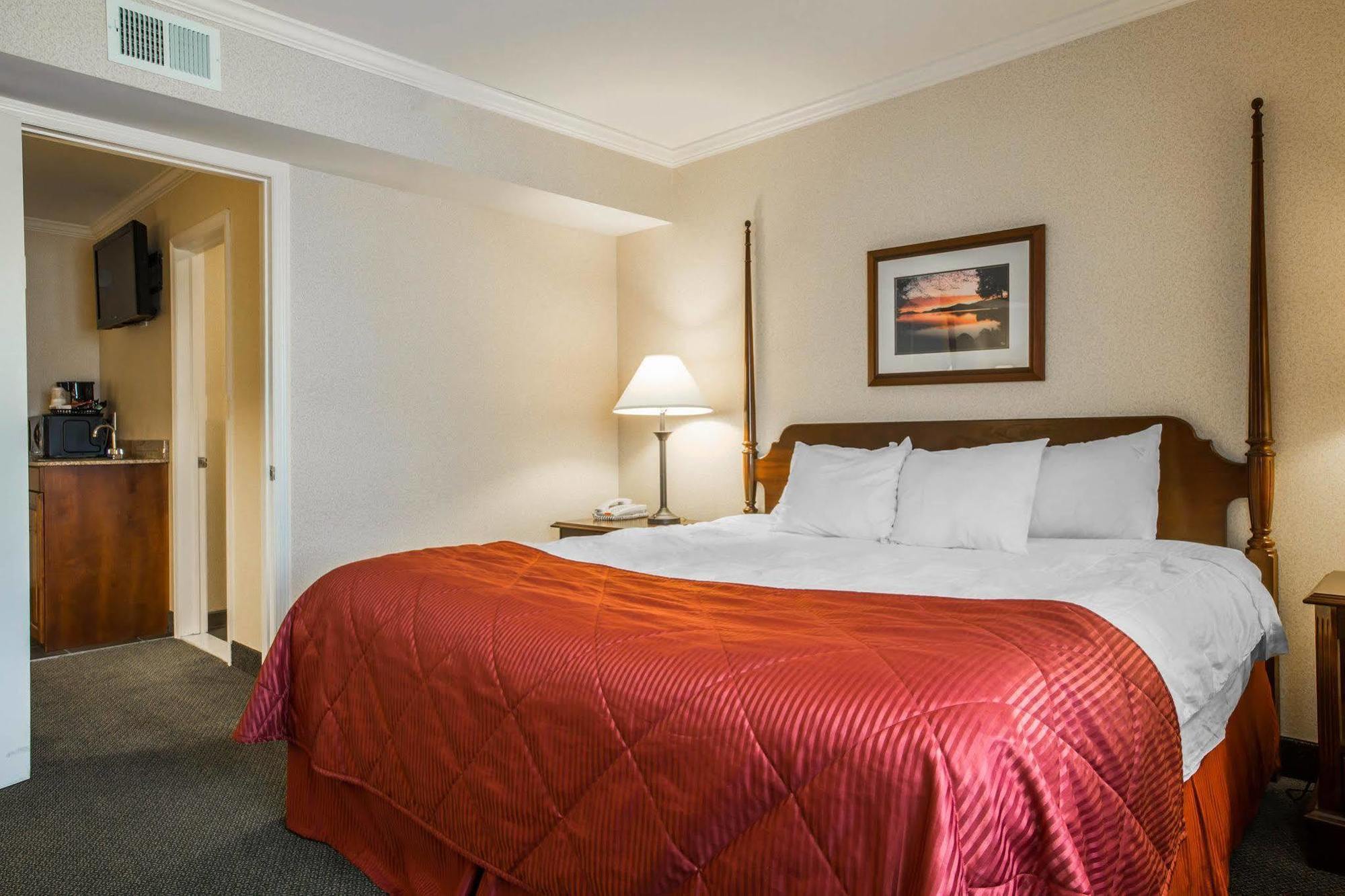 Clarion Inn & Suites At The Outlets Of Lake George Exterior photo