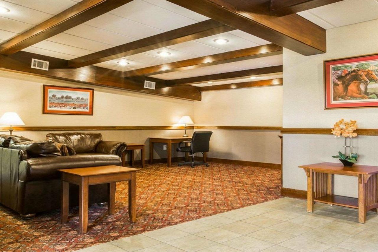 Clarion Inn & Suites At The Outlets Of Lake George Exterior photo