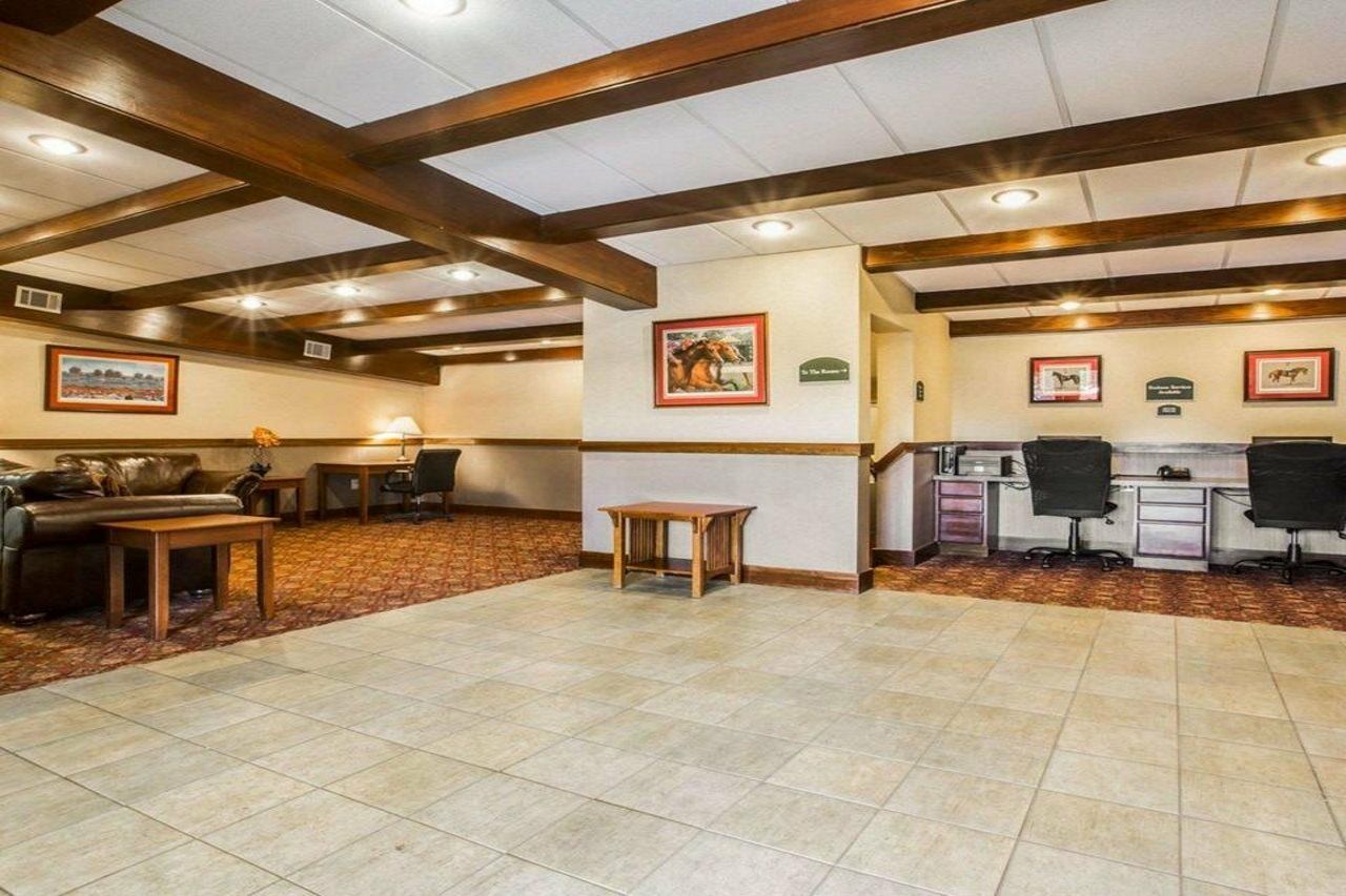 Clarion Inn & Suites At The Outlets Of Lake George Exterior photo